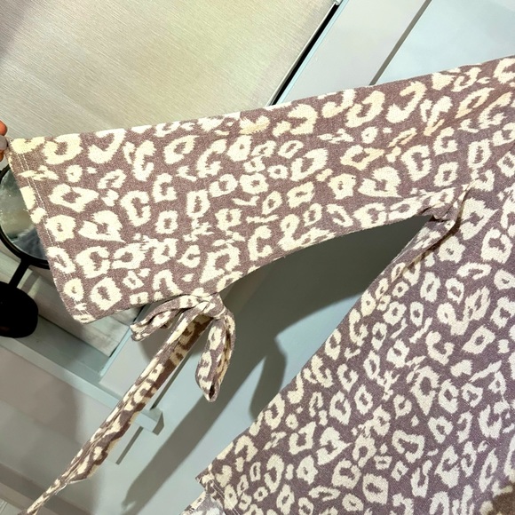 Beautiful Cheetah Print Bell Sleeve Sweater - Picture 5 of 7